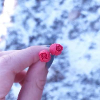 Серьги гвоздики красные розы из полимерной глины ручной работы