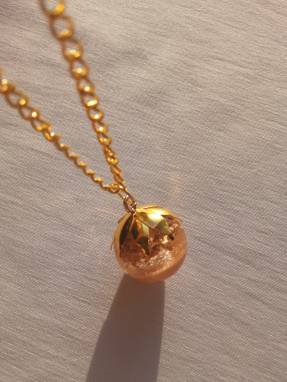 Кулон из эпоксидной смолы шарик с золотом ручной работы