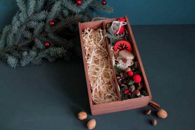 Новогодний подарок в деревянной коробке ручной работы