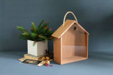 Деревянная коробка в виде домика ручной работы