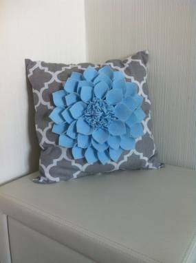 Интерьерная подушка с цветком из фетра ручной работы