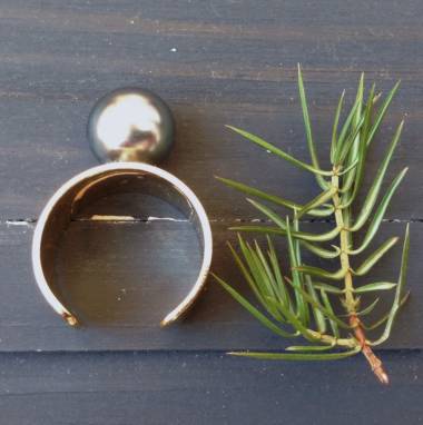 Широкое кольцо с искусственным жемчугом в позолоте ручной работы