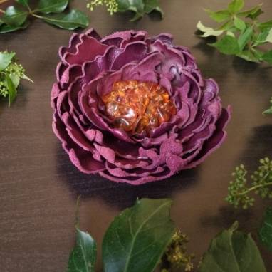 Брошь цветок пион с янтарем из натуральной кожи ручной работы