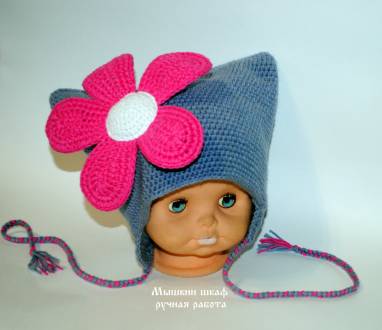 Вязаная шапочка весна-осень для девочек "Яркий цветок" ручной работы
