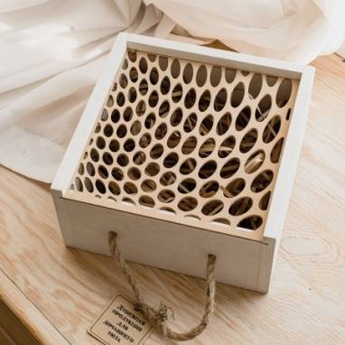 Деревянная коробка с ажурной крышкой ручной работы