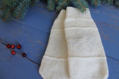 белые вязанные варежки с узором снежинка ручной работы
