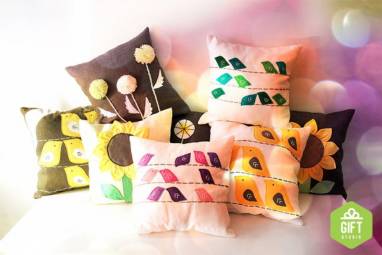 Подушка с цветами ручной работы