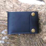 Мужской кошелек из кожи с карманом для монет.