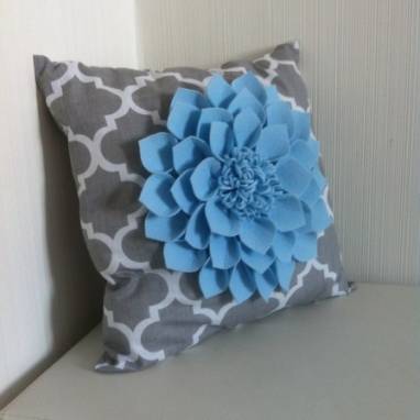 Интерьерная подушка с цветком из фетра ручной работы