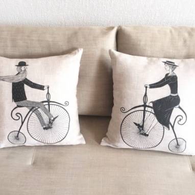 Дизайнерские подушки ручной работы "Пара на ретровелосипедах" ручной работы