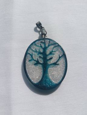 Кулон из эпоксидной смолы голубое дерево ручной работы