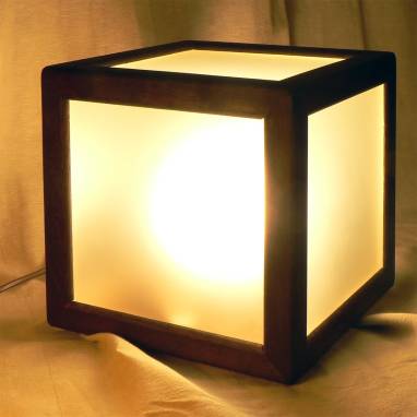 Настольный светильник куб ручной работы
