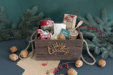 Уютный новогодний подарок для девушки в деревянной коробке ручной работы