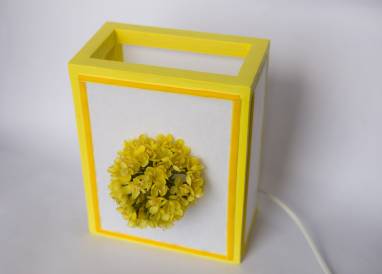 Светильник с желтым цветком ручной работы