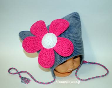 Вязаная шапочка весна-осень для девочек "Яркий цветок" ручной работы