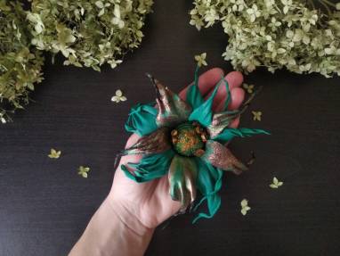 Брошь цветок из натуральной кожи ручной работы