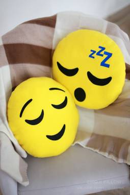 Подушка-смайлик Emoji "Сонный" ручной работы