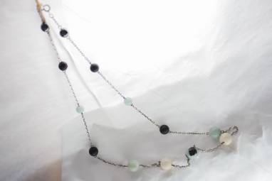 ожерелье с каменными бусинами на цепочке  ручной работы