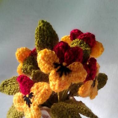 Вязанные цветы в керамической вазе ручной работы