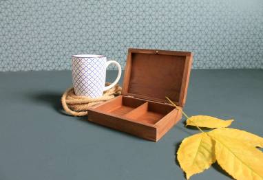 Небольшая деревянная коробка для украшений ручной работы