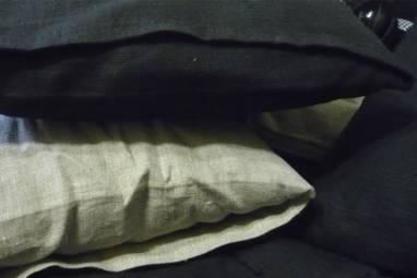 Интерьерная подушка с вышивкой "магнолия" ручной работы