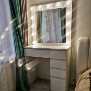  Столик с примерочным зеркалом(с лампочками) ручной работы