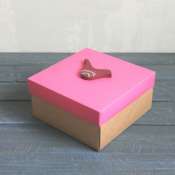 Коробка с розовой крышкой для девочки