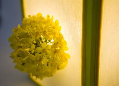 Светильник с желтым цветком ручной работы
