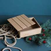 Небольшая коробочка из дерева для подарка