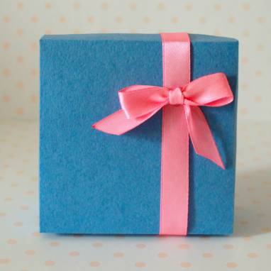 Подарочная коробка с бантиком голубая ручной работы