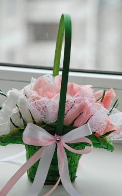 Букет роз с конфетами внутри ручной работы
