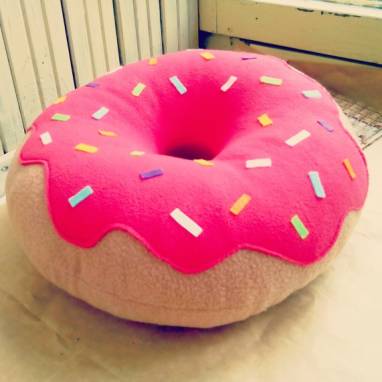 Декоративная подушка Пончик ручной работы