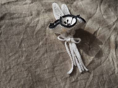 Вязаная крючком черно-белая брошь с цветами Лизиантуса ручной работы