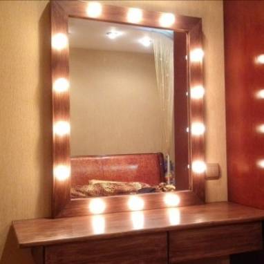 Зеркало с лампочками и столиком ручной работы