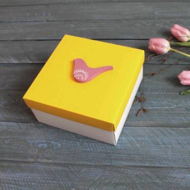 Коробка для подарка с желтой крышкой ручной работы