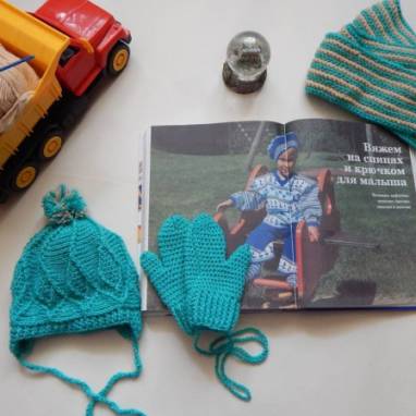 Комплект детский осенний шапка , шарф, варежки ручной работы