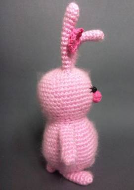 Вязаная игрушка "Розовый заяц Пушистик" ручной работы