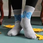 Вязанные носки с узором теплые