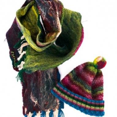 Комплект войлочный шарф и вязаная шапка ручной работы