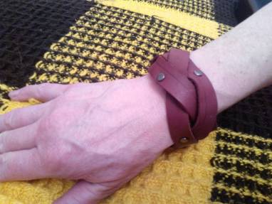 Женский бордовый браслет ручной работы