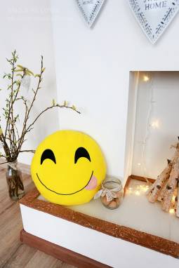 Подушка-смайлик Emoji "Радостный" ручной работы