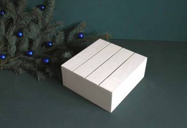 Белый деревянный ящик для подарка ручной работы