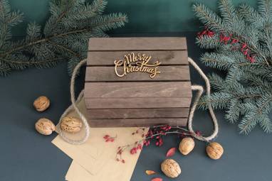 Новогодний подарочный набор с кофе и пряником в деревянном ящике ручной работы