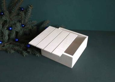 Белый деревянный ящик для подарка ручной работы