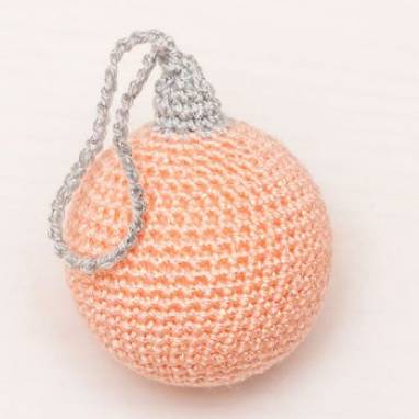 Ёлочный шарик 4 см, кремовый ручной работы