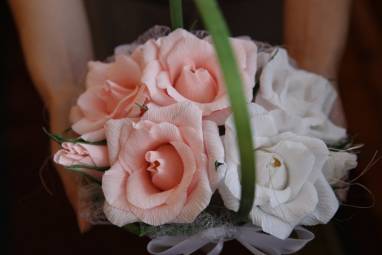 Букет роз в корзине с конфетами внутри ручной работы