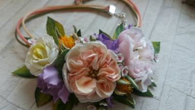 колье с цветами пионовидных роз ручной работы
