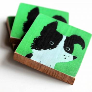 Магнитик собачка на зеленом фоне ручной работы