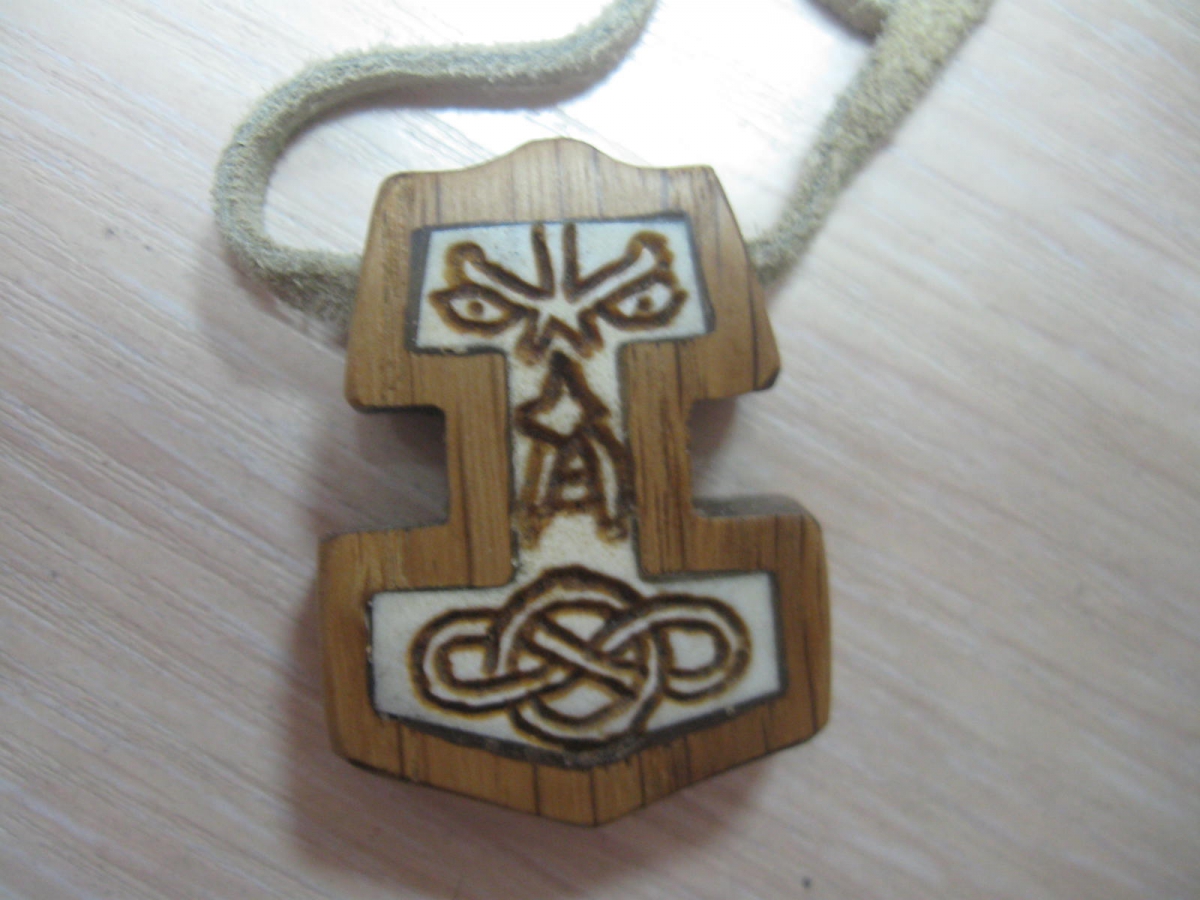 Молоты Тора (Мьёльнир) из дерева на заказ. Кельтские кресты и пр. от 15 долларов.