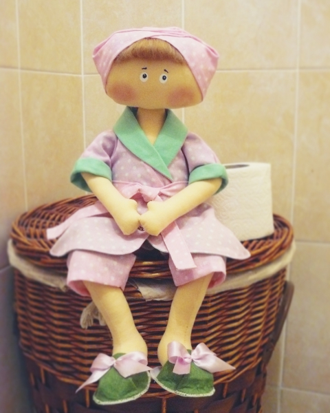 Кукла - держатель туалетной бумаги